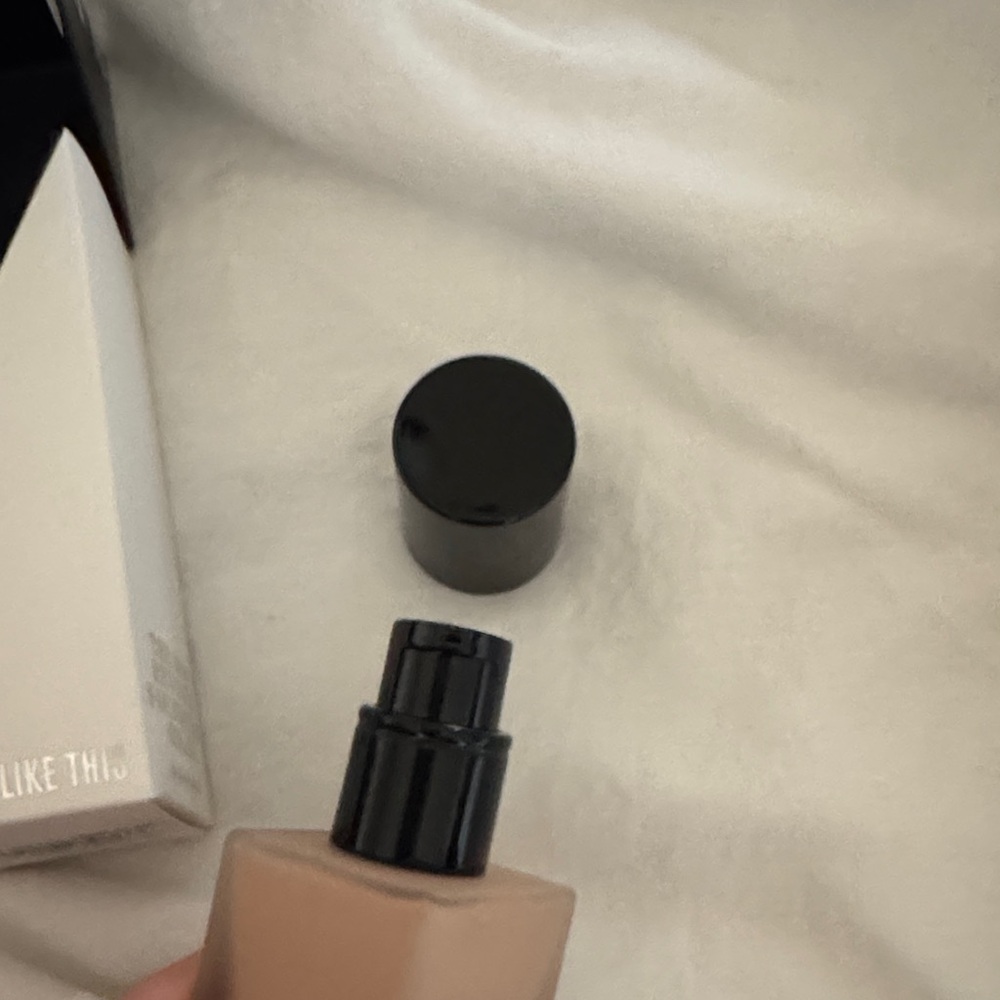 IL MAKIAGE Flawless Base Foundation Box - Black with White Text - Picture 5 of 6